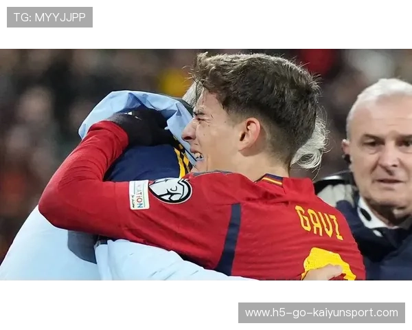 巴萨快速反击配合团队完成三骑士进球：速度与默契的战术美学